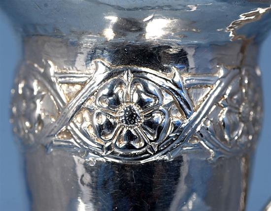 An Edwardian Arts & Crafts silver mustard pot, by Omar Ramsden & Alwyn Carr, height 80mm, weight 3.3oz/104grms.